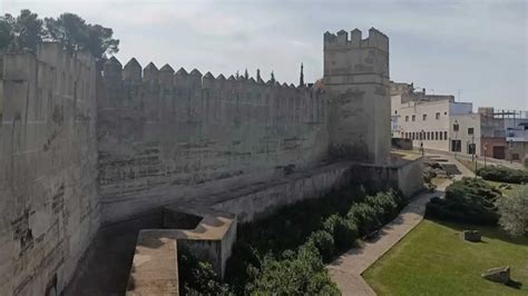 Representación artística de titanes amenazando una ciudad amurallada