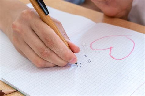Niños dibujando a Batman en un cuaderno.
