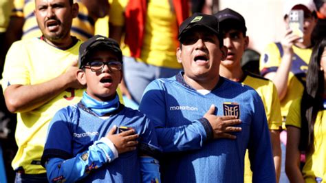 Estudiante de telecomunicaciones cantando el himno de teleco