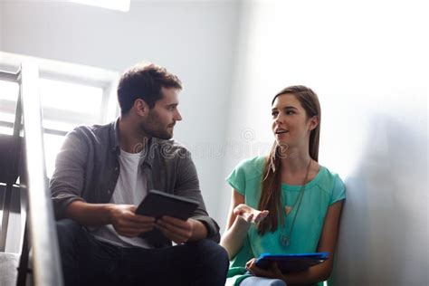Dos personas conversando al amanecer antes de una carrera matutina.