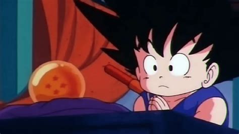Ilustración de Goku de niño con la esfera de 4 estrellas y el recuerdo de su abuelo Gohan