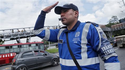 Krilin como policía de tránsito