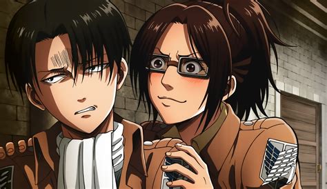 Hange Zoë y Levi Ackerman en una escena de camaradería
