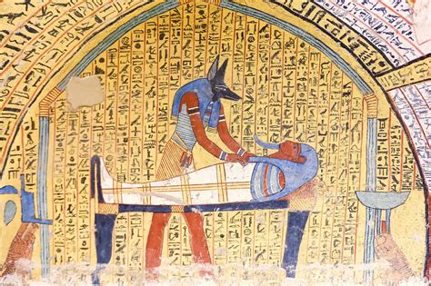 Anubis supervisando la momificación