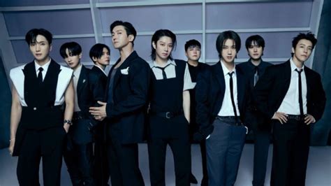 Miembros de Super Junior interactuando en un escenario