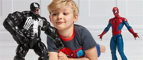 Niño jugando con figuras de acción