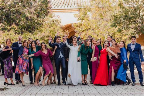 Una nevada escena de boda con invitados elegantes