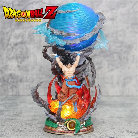 Detalle de una figura de Goku con la Genkidama