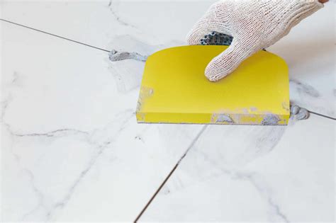 Juntas de azulejos sucias y oscuras