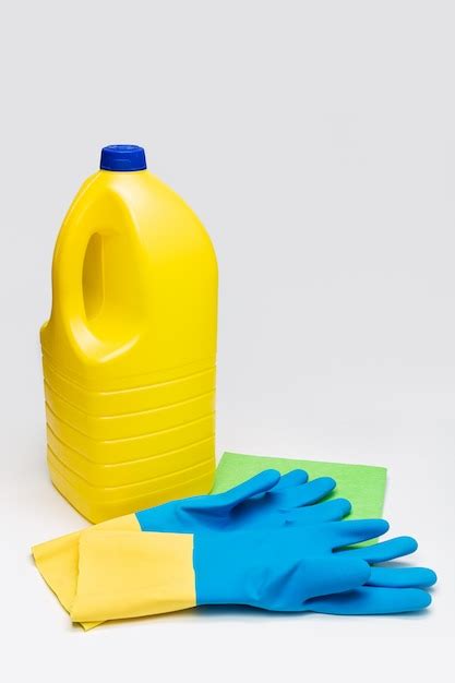 Botella de lejía y guantes de protección