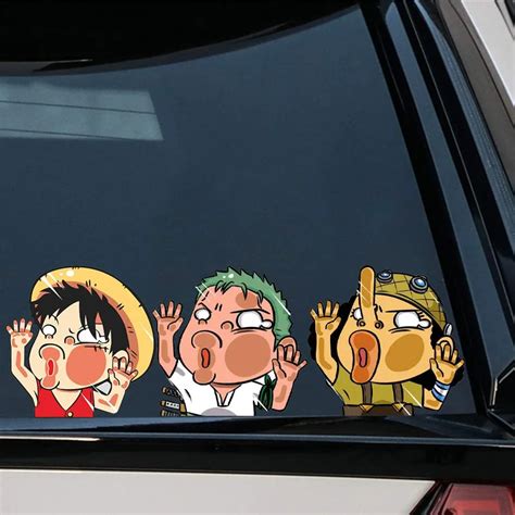 Detalle de una pegatina de One Piece aplicada a un coche