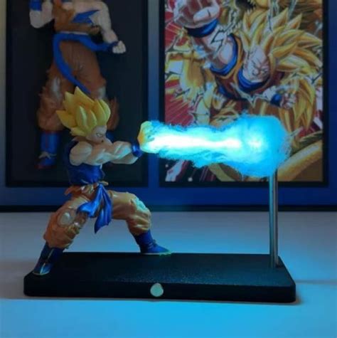 Figura de Goku con efecto LED de Kamehameha