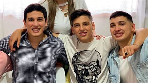 Los tres hermanos juntos en un recuerdo de su infancia