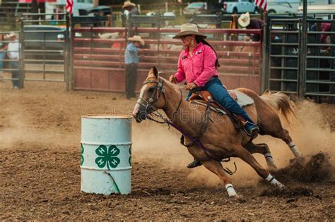 Diagrama de la Carrera Donut con barcos construidos de barriles
