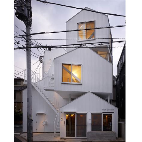 Vista exterior de los apartamentos apilados de Sou Fujimoto en Tokio