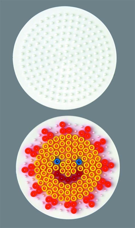 Placa redonda de Hama Beads con cuentas de colores.