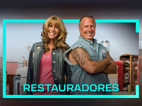 Los restauradores siendo transformados en titanes