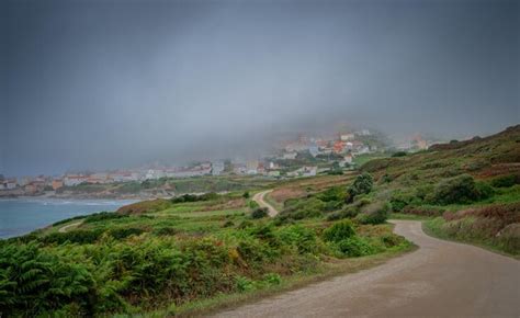 Pueblo costero japonés envuelto en niebla