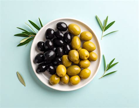 Fotografía de aceitunas verdes y negras en diferentes formatos de envasado