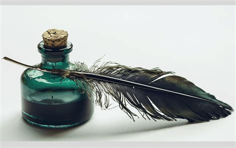 Plumero y pluma antigua sobre un escritorio