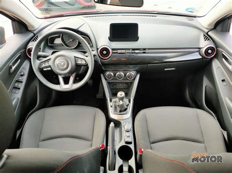 Interior de un Mazda MX-5 NC con asientos de cuero blanco y detalles cromados