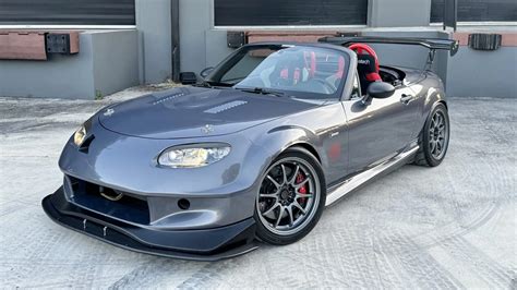 Mazda MX-5 NC Iruka con el techo duro puesto, mostrando su silueta deportiva