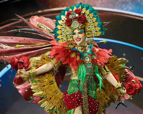 Detalle del traje de Miss Merry Christmas con un motivo de árbol de navidad