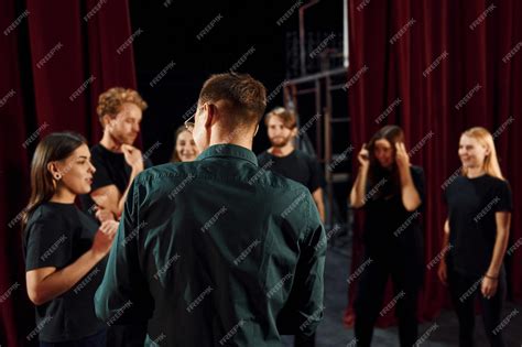 Estudiantes de teatro musical ensayando