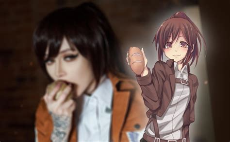 Detalle del uniforme y rifle en el cosplay de Sasha