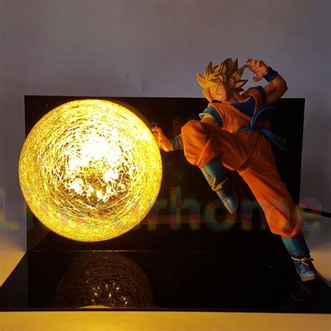 Detalle de la base de la lámpara Goku Super Saiyan