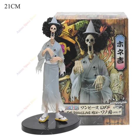 Diversas figuras de personajes de One Piece