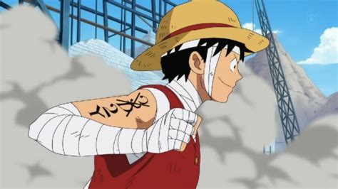 Tatuaje 3D2Y en el brazo de Luffy