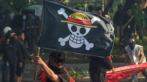 Manifestación con la bandera de One Piece en Nepal