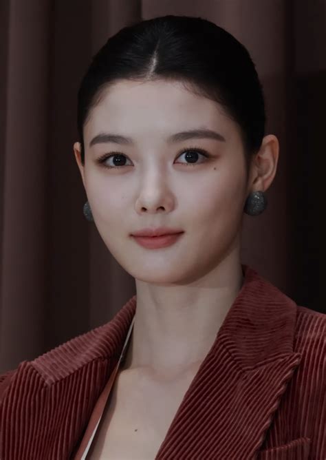Sha Hu Rong observando a Yoo Chung