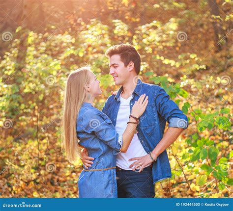 Pareja joven enamorada