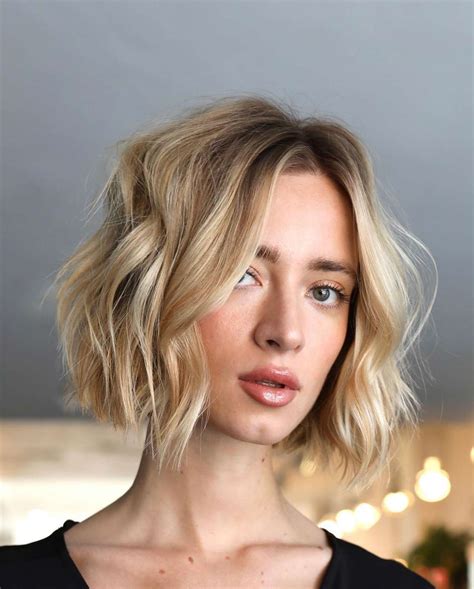 Mujer con un bob rubio desordenado y moderno