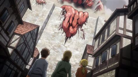Titanes atacando muros