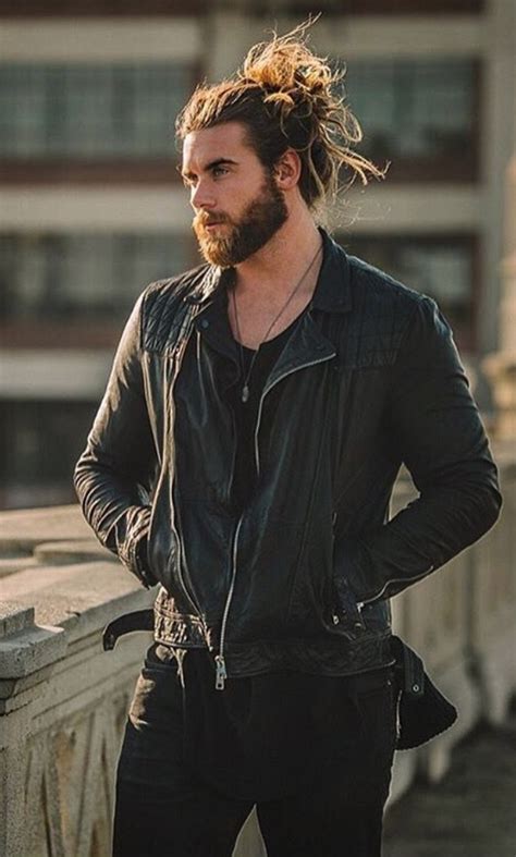 Ban en su forma con cabello largo y barba