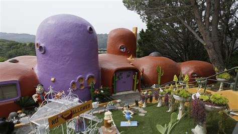 Esculturas de los Picapiedra en un jardín