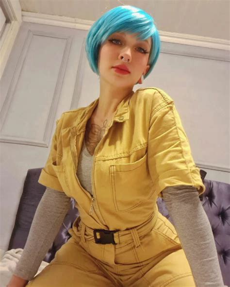 Ejemplo de cosplay de Bulma con el traje amarillo de Dragon Ball Super: Super Hero.
