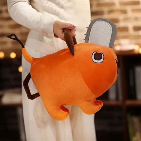 Comparativa de tamaño del peluche de Pochita con otros objetos