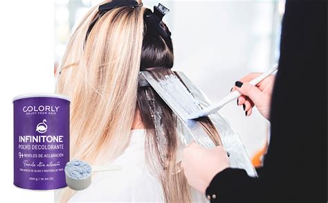 Chica aplicando decolorante en el cabello