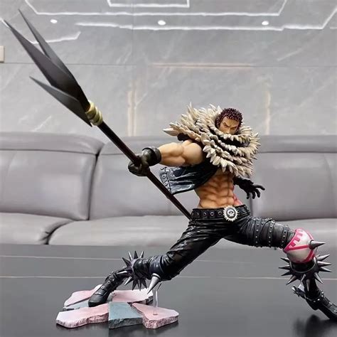 Figura de Charlotte Katakuri en pose de batalla