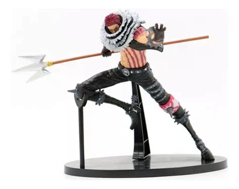 Detalle del rostro y arma de la figura de Charlotte Katakuri