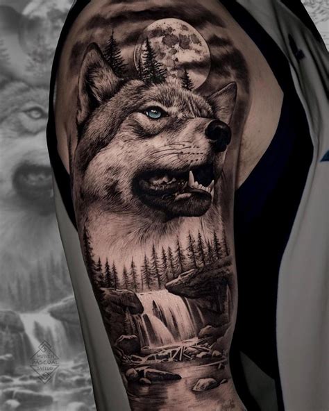 Detalle de tatuaje inspirado en la runa del lobo
