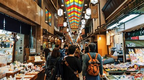 Mercado japonés con productos a la venta