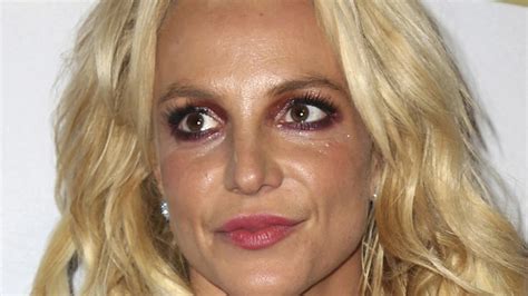 Britney Spears con su característico cabello rubio platino.