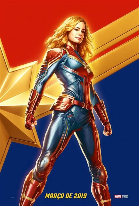 Capitana Marvel disparando energía