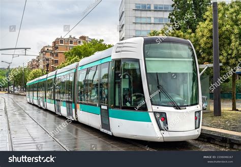 Fotografía de un tranvía moderno circulando en Tallin