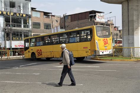 Carroza bloqueando el paso de civiles